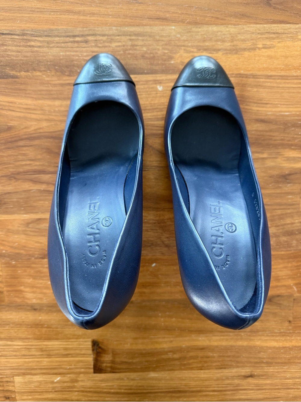 Chanel Blue/Black Leather CC Cap Toe Pumps - Size 40 - Picture 3 of 13